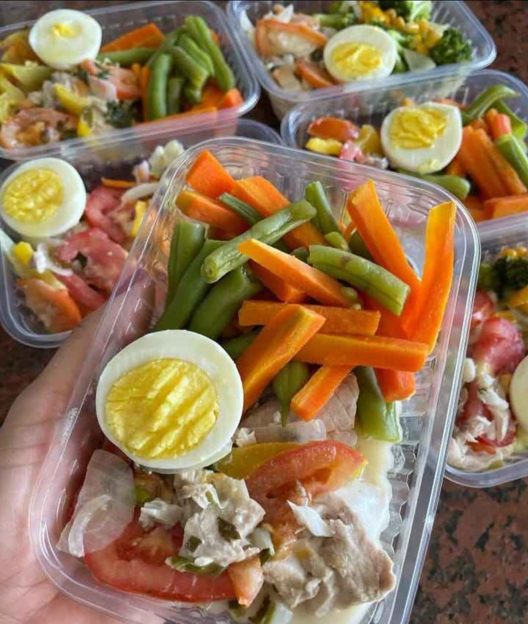 Marmita com ovo e salada