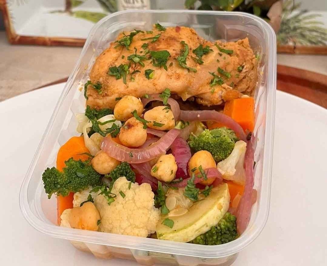 Marmita fit com frango grelhado, grão-de-bico e legumes